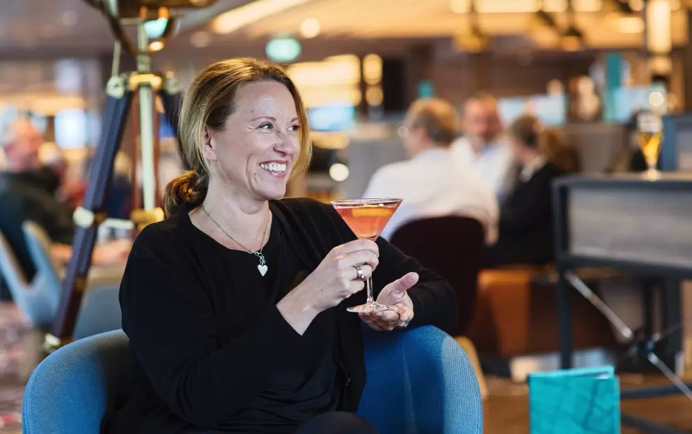 HX Hurtigruten Expeditions, MS Roald Amundsen, Explorers Lounge & Bar 2 ©Agurtxane Concellon.JPG
